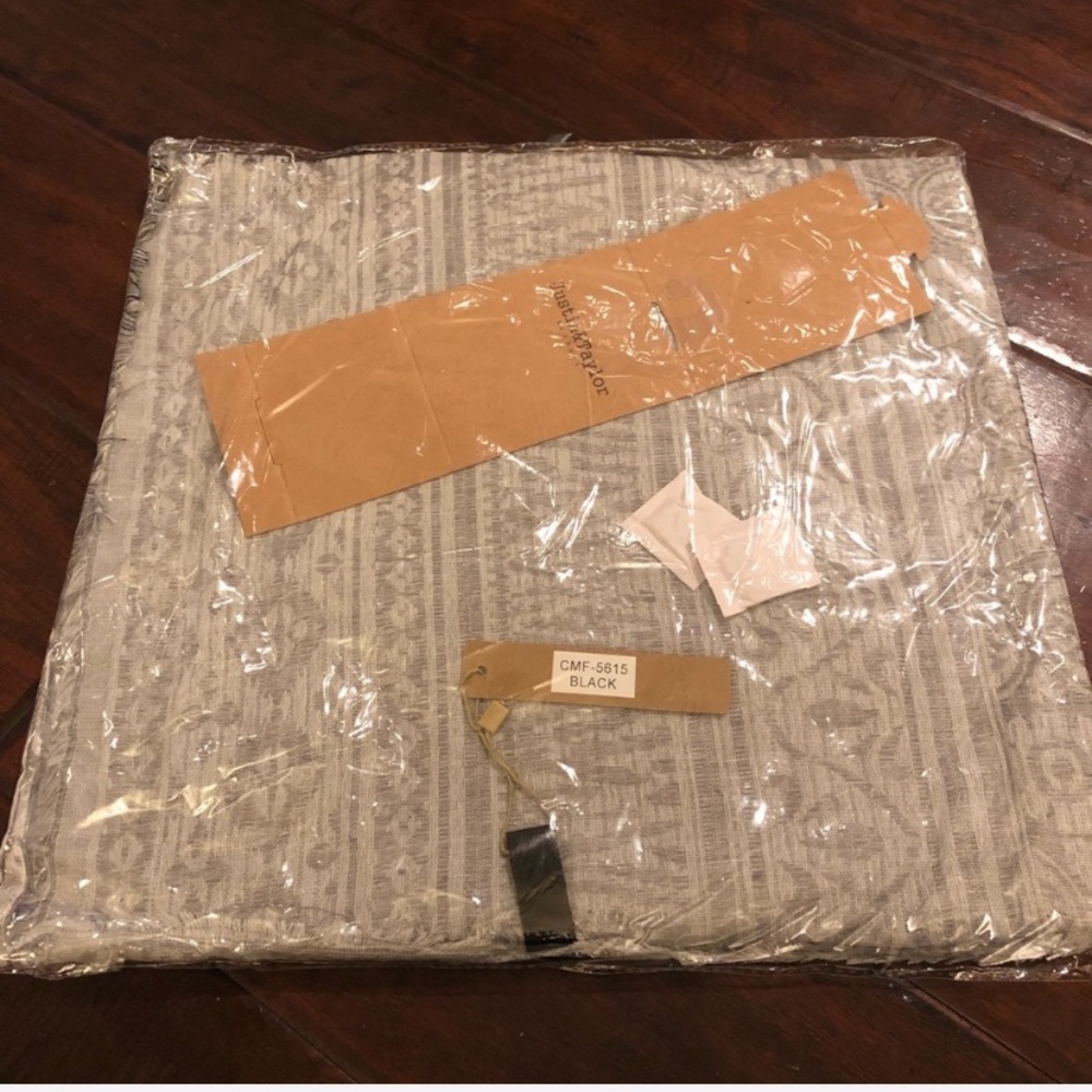 NWT Gray and White Square Blanket Scarf